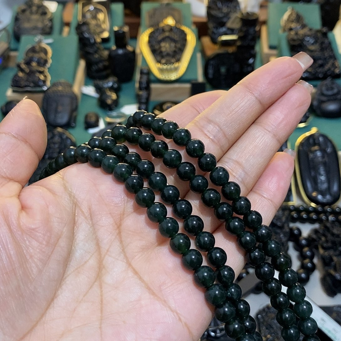 蛇纹石玉未镶嵌颈饰二***志