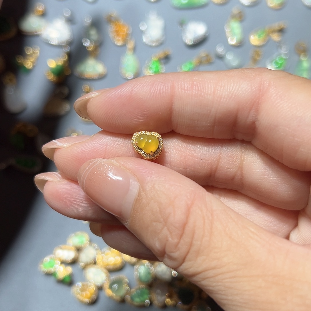 翡翠18K金镶嵌颈饰