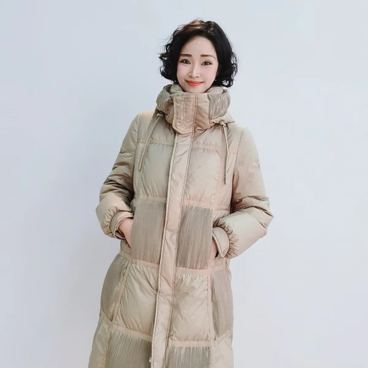 7626 冬季时尚连帽加厚保暖中长款压褶拼接羽绒服