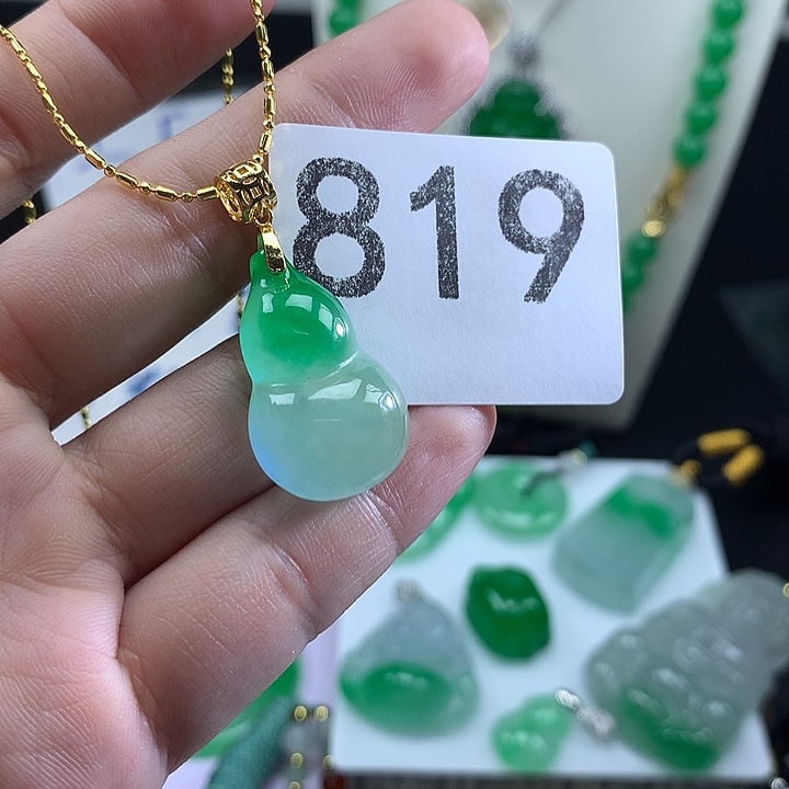 翡翠未镶嵌吊坠(赠链)