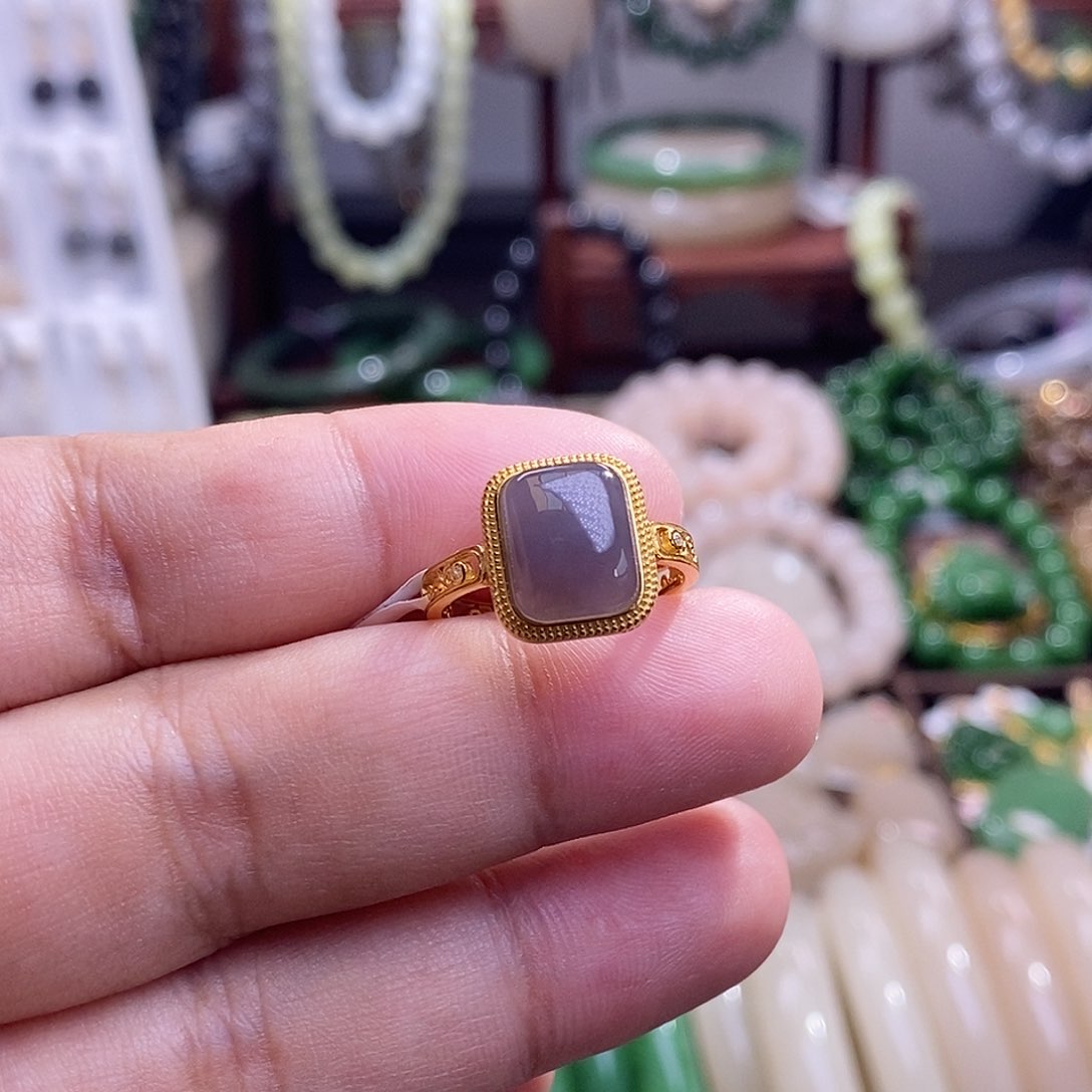 和田玉收藏级老矿料烟紫浓紫马鞍戒指活口未镶嵌