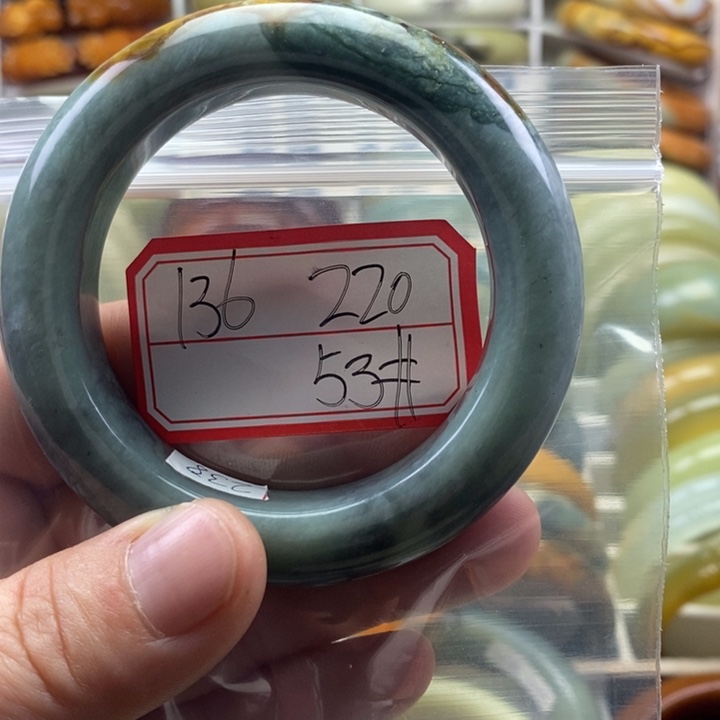 蛇纹石玉颈饰未镶嵌小**?