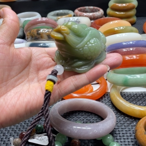 石英岩玉未镶嵌手镯