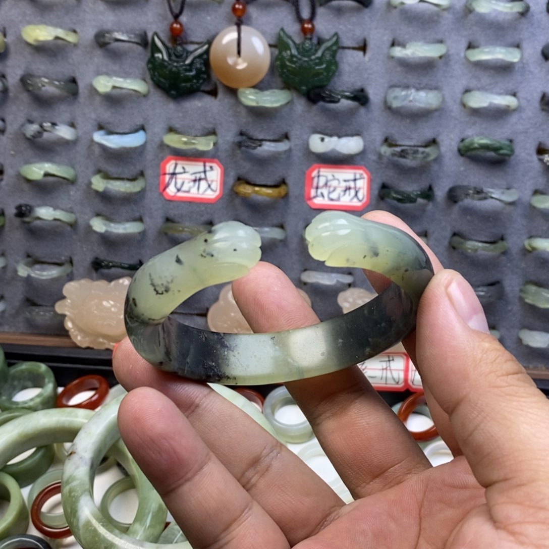 蛇纹石玉颈饰未镶嵌