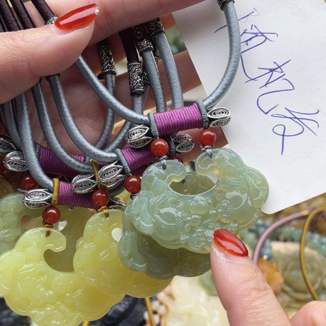 蛇纹石玉颈饰未镶嵌