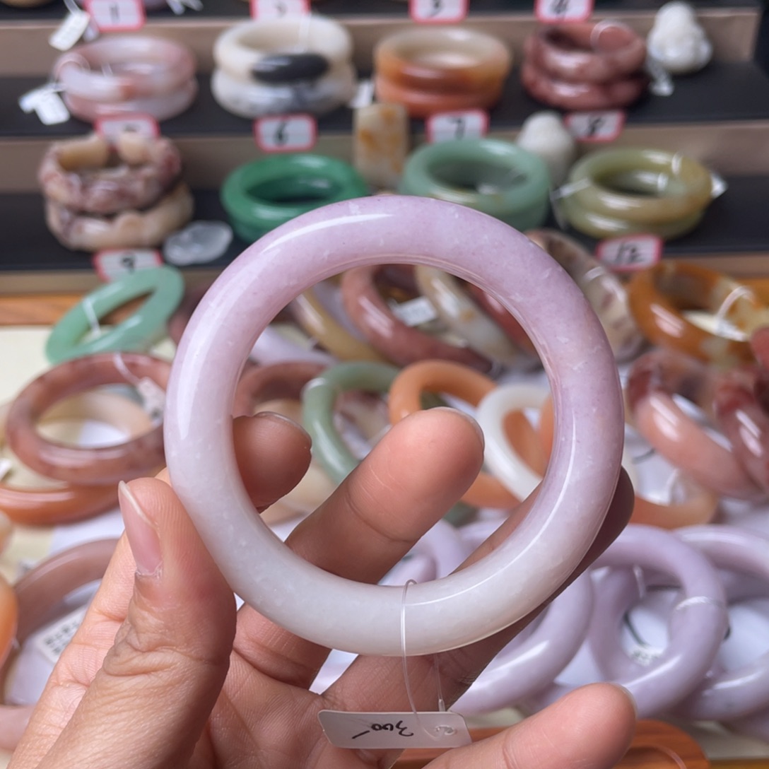 爱***空石英质玉未镶嵌手镯