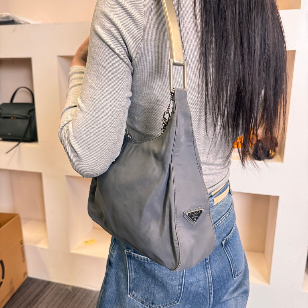 95新 Prada/普拉达 腋下灰色金属侧标/2437