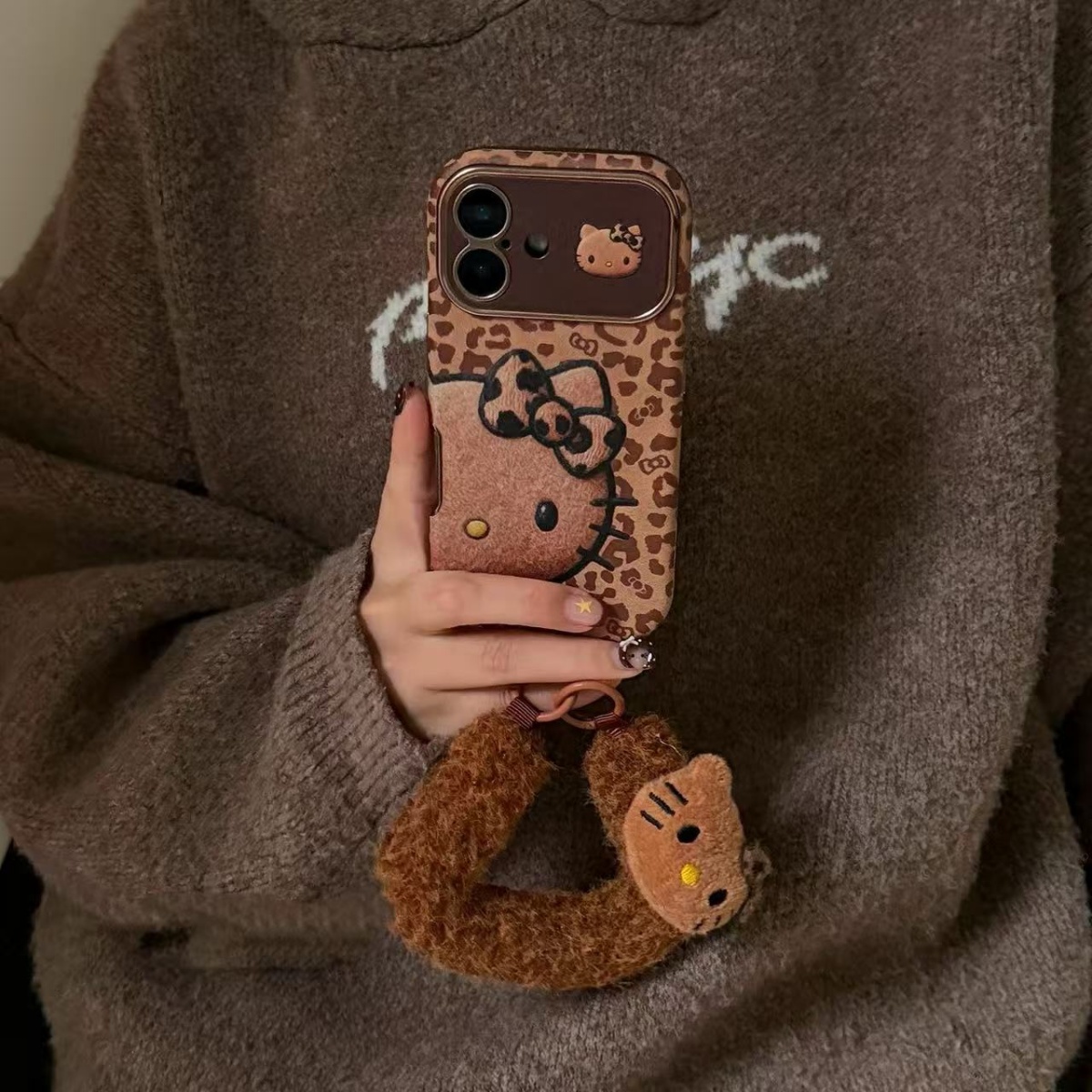 棕底豹纹KT猫皮纹适用iPhone17promax苹果16手机壳15毛绒腕带14女