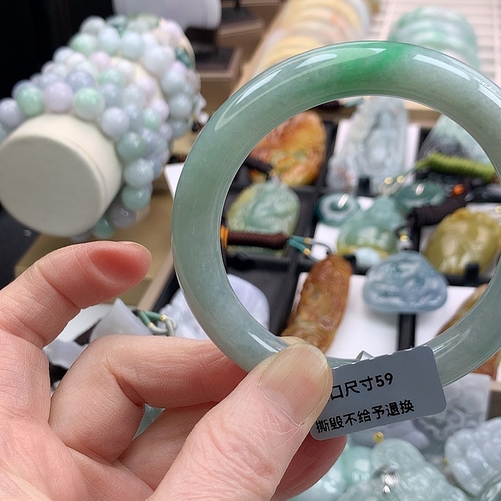 翡翠手镯未镶嵌吊坠