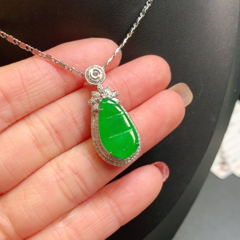 【闪购商品】翡翠吊坠(赠链)18K金镶嵌