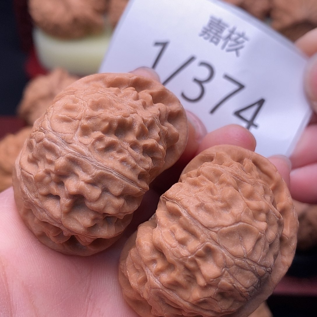 文玩核桃把件42全品老树红皮宫灯