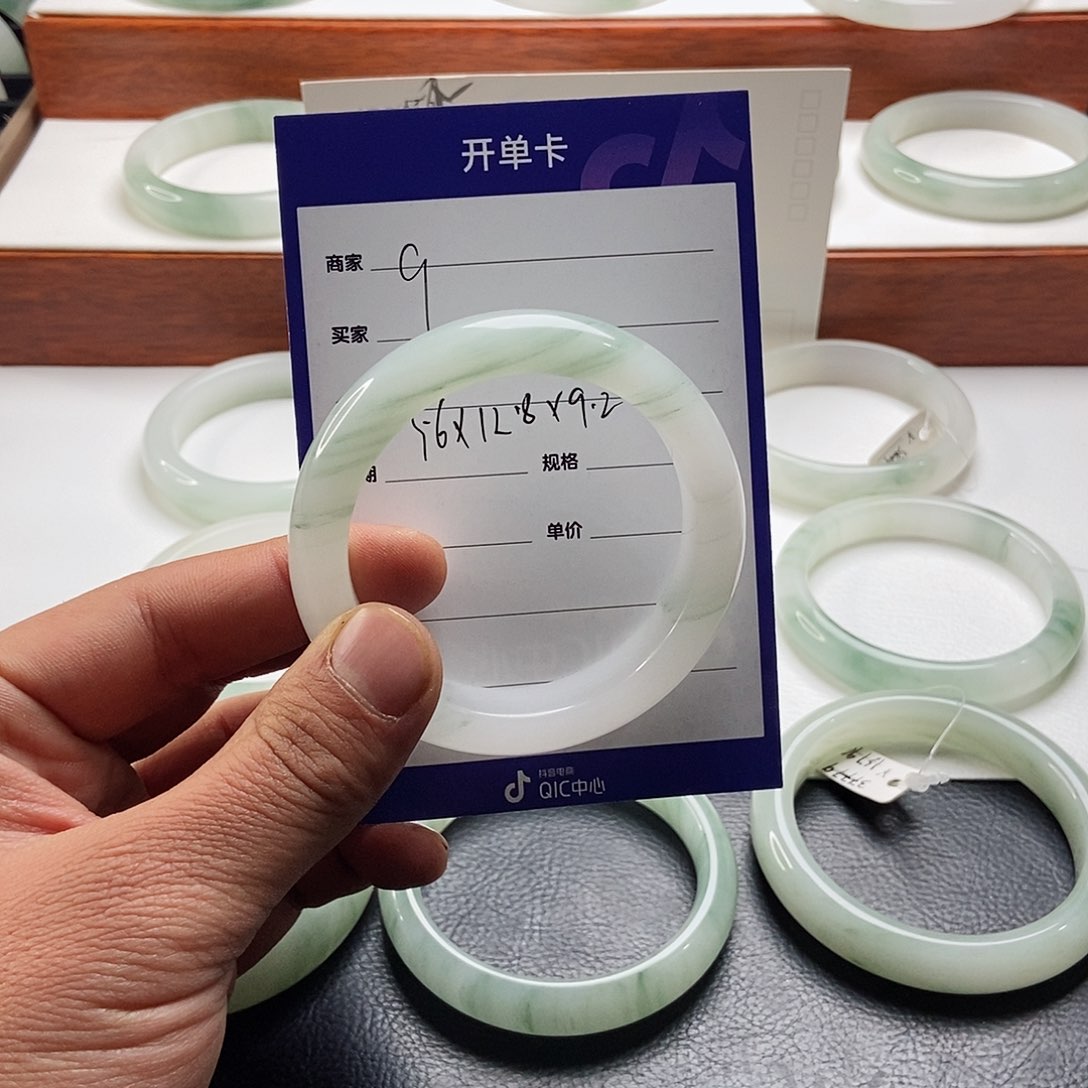 石英质玉手镯未镶嵌k****s9