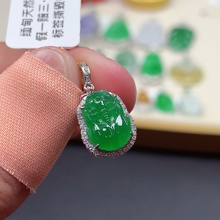 翡翠18K金镶嵌颈饰