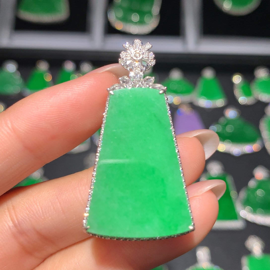 翡翠18K金镶嵌颈饰秋****H翡翠