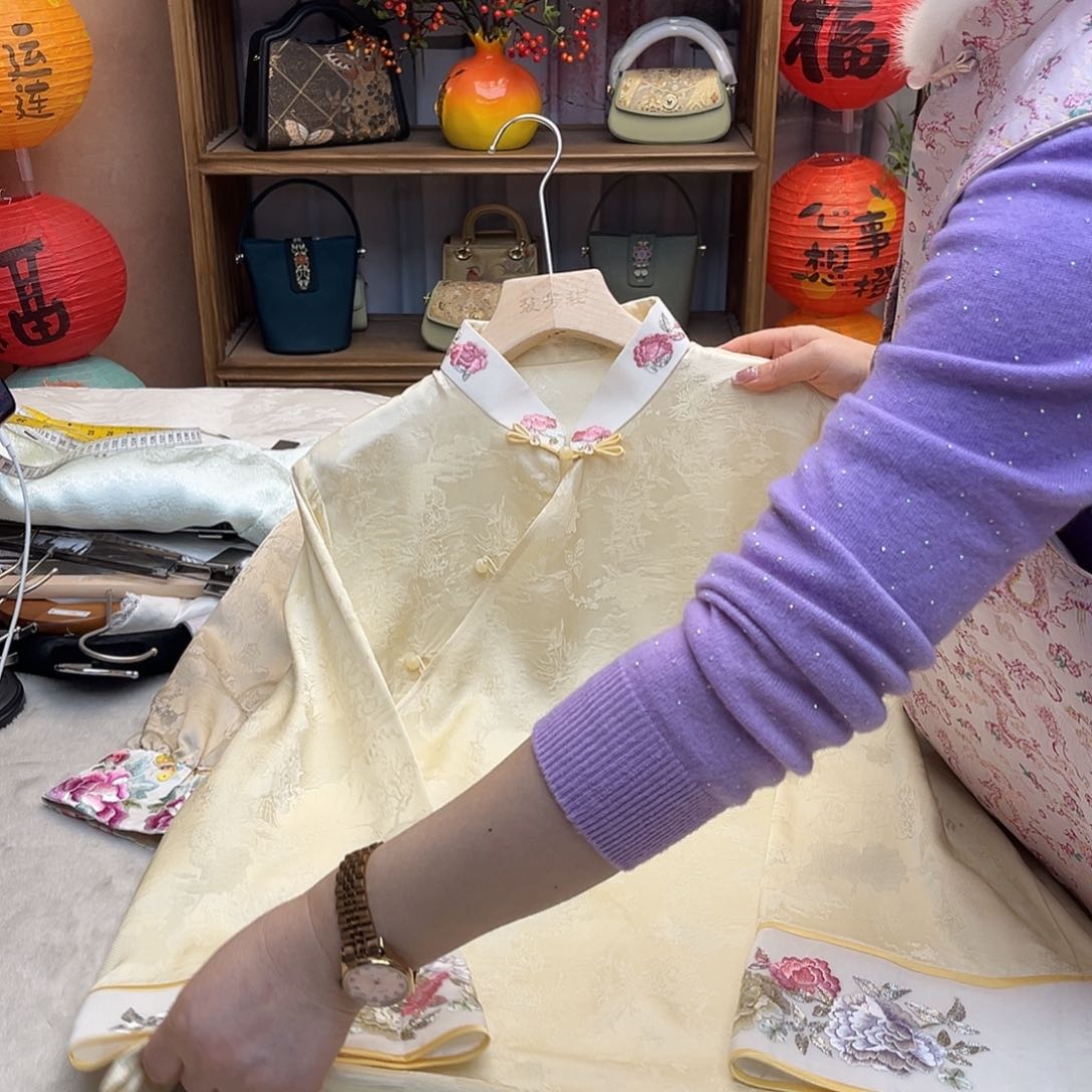 刺绣真丝衬衫斜襟带绣口花106