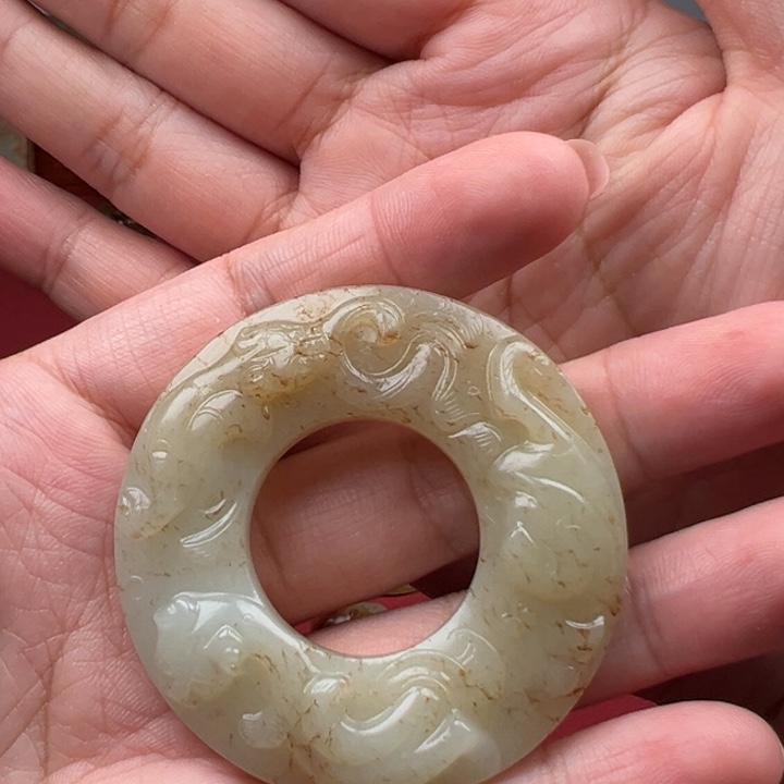 和田玉未镶嵌颈饰中*