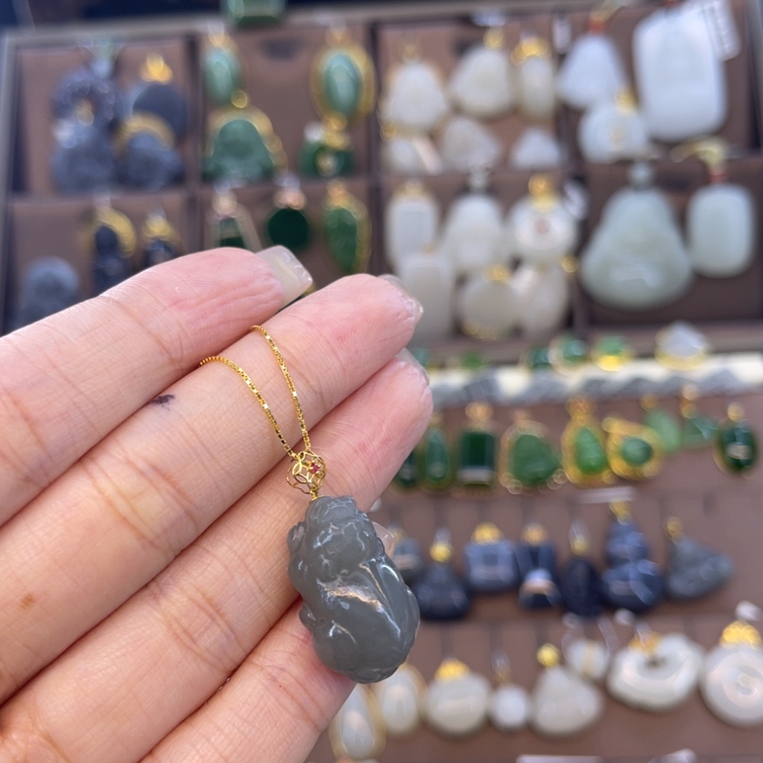 和田玉吊坠18K金镶嵌