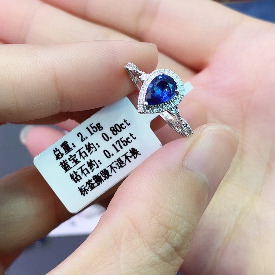 18K金镶嵌蓝宝石戒指0.80克拉