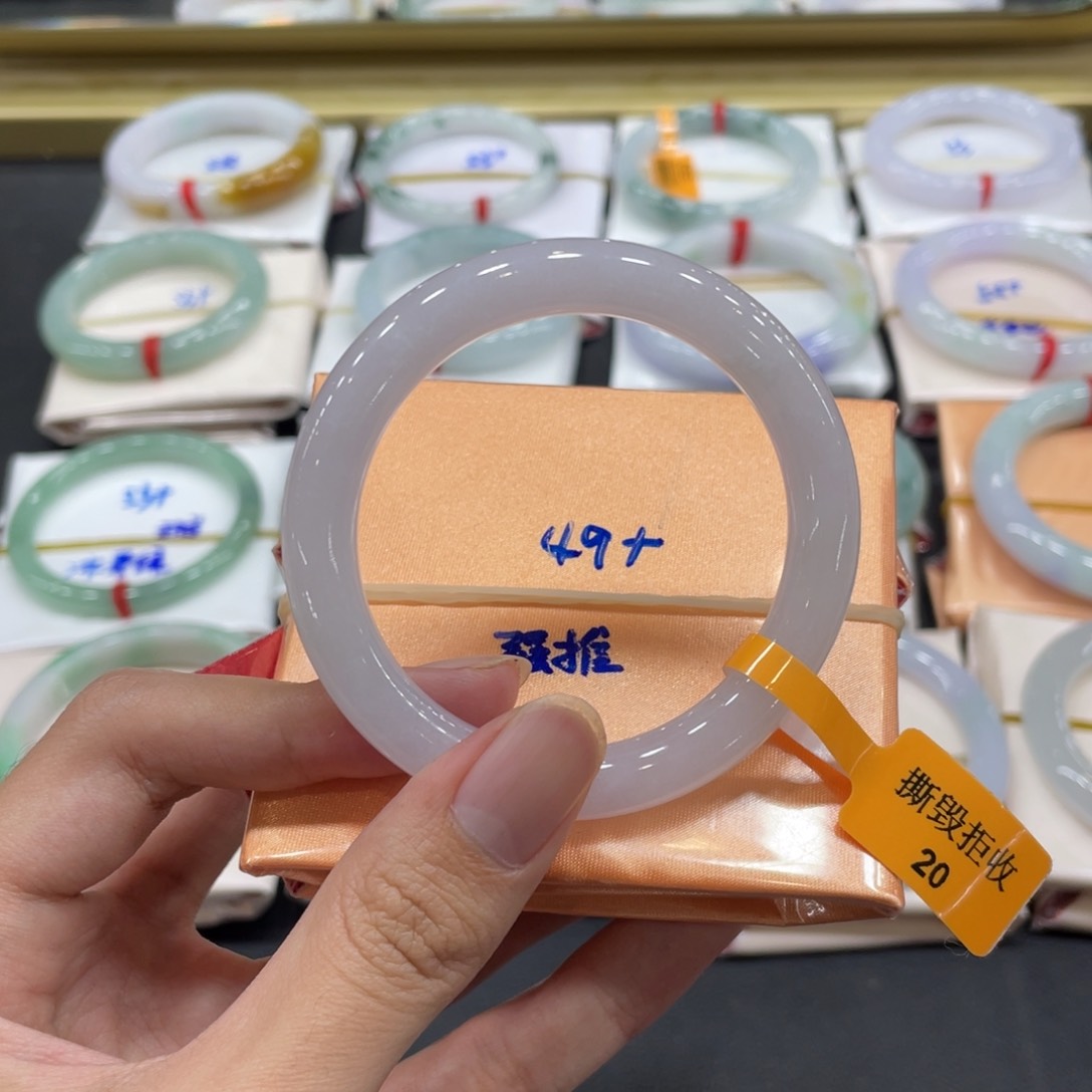 翡翠手镯未镶嵌翡翠手镯