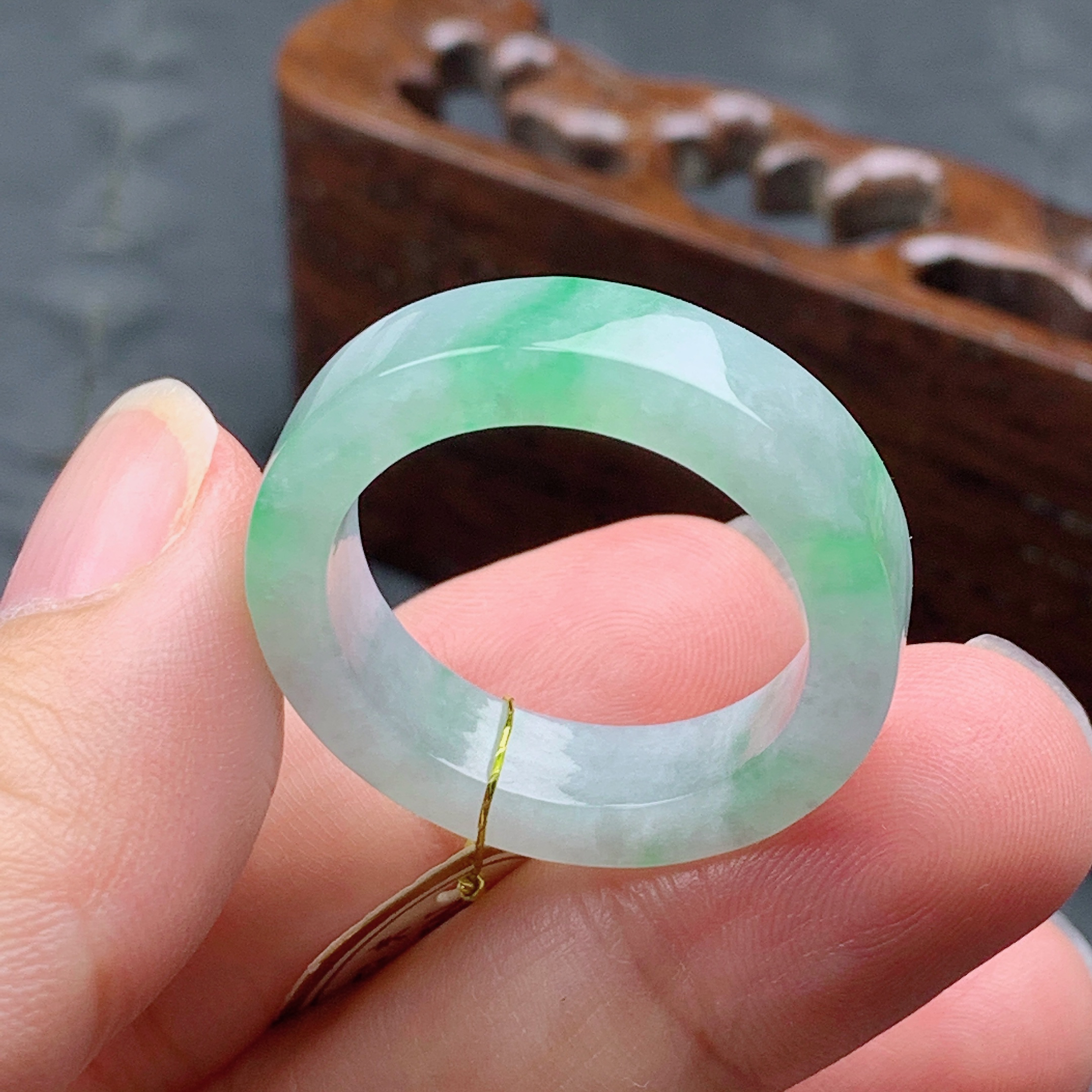 25.26号缅甸天然A货翡翠 T854  内径21.3/5.6/3.6mm 飘绿方戒戒指