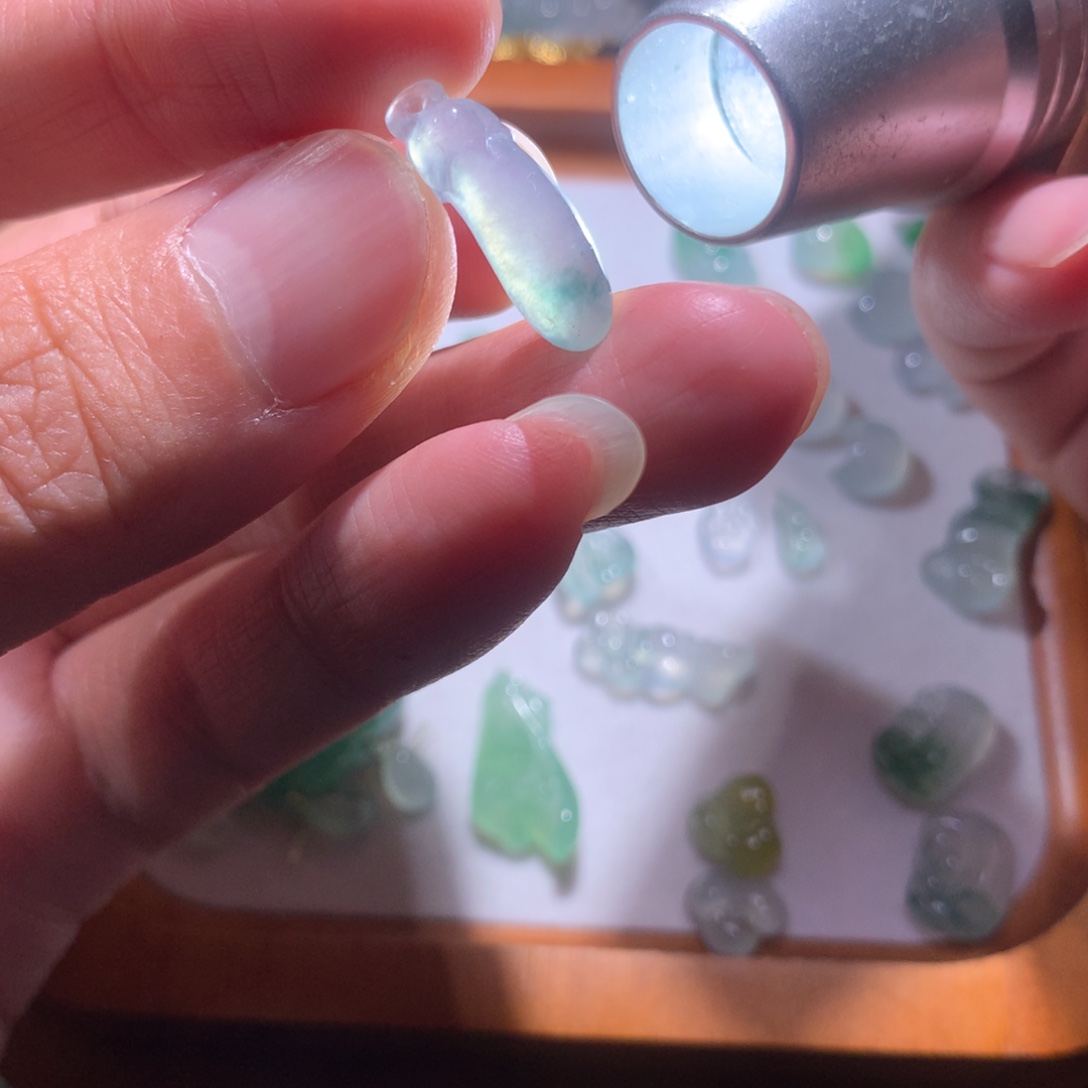 翡翠未镶嵌颈饰茄子