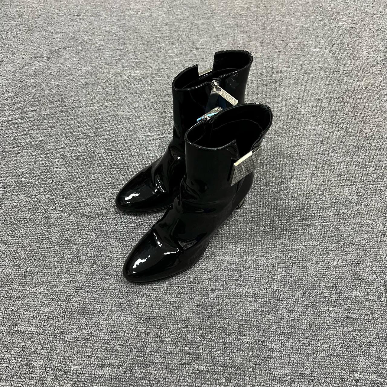 95新  RODO 罗兰 黑色漆皮金属logo高跟短靴 37.5码/95新/无配件 