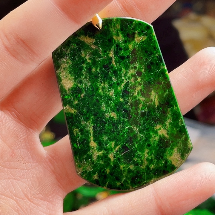 翡翠未镶嵌颈饰多样性