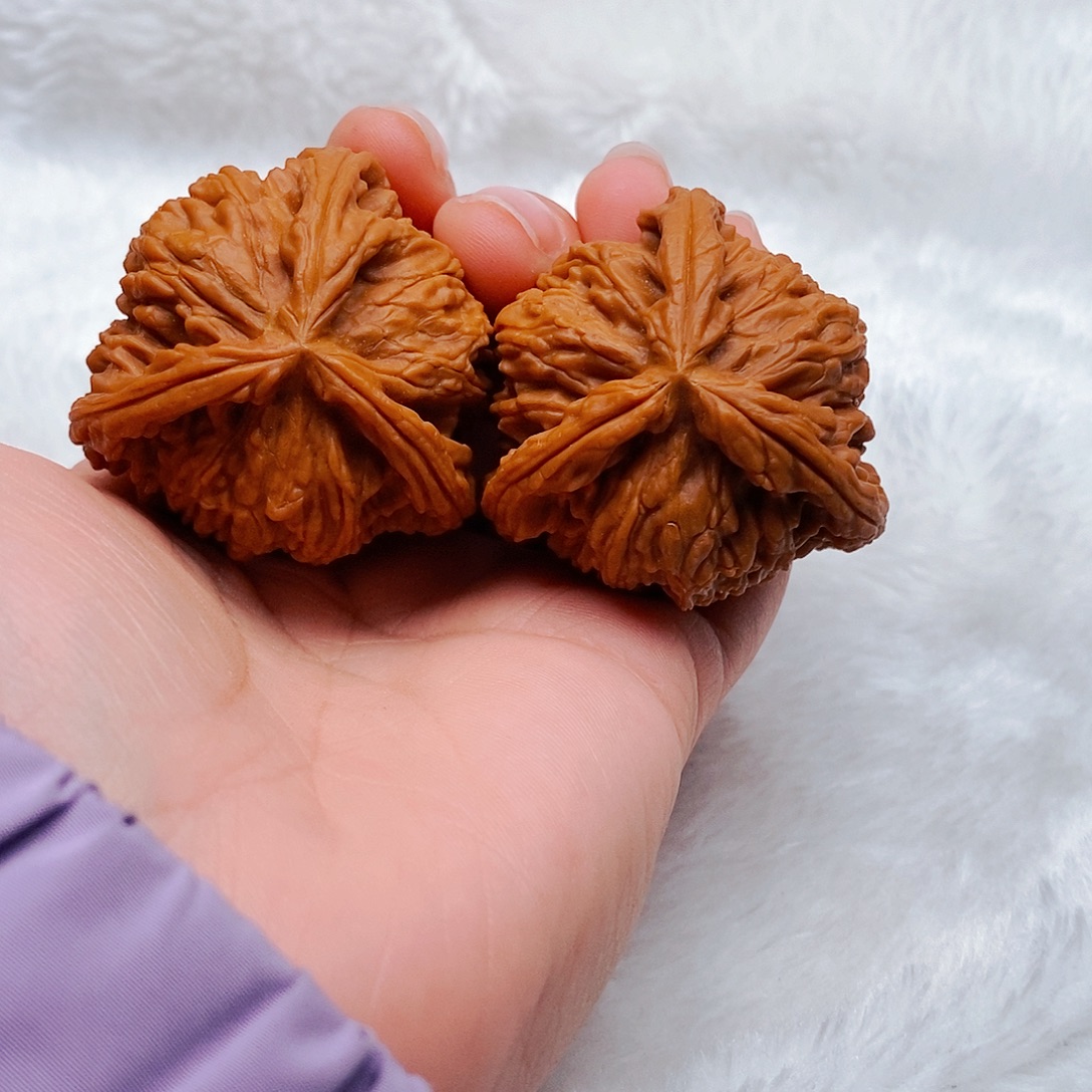 小***吉文玩核桃吊坠三棱