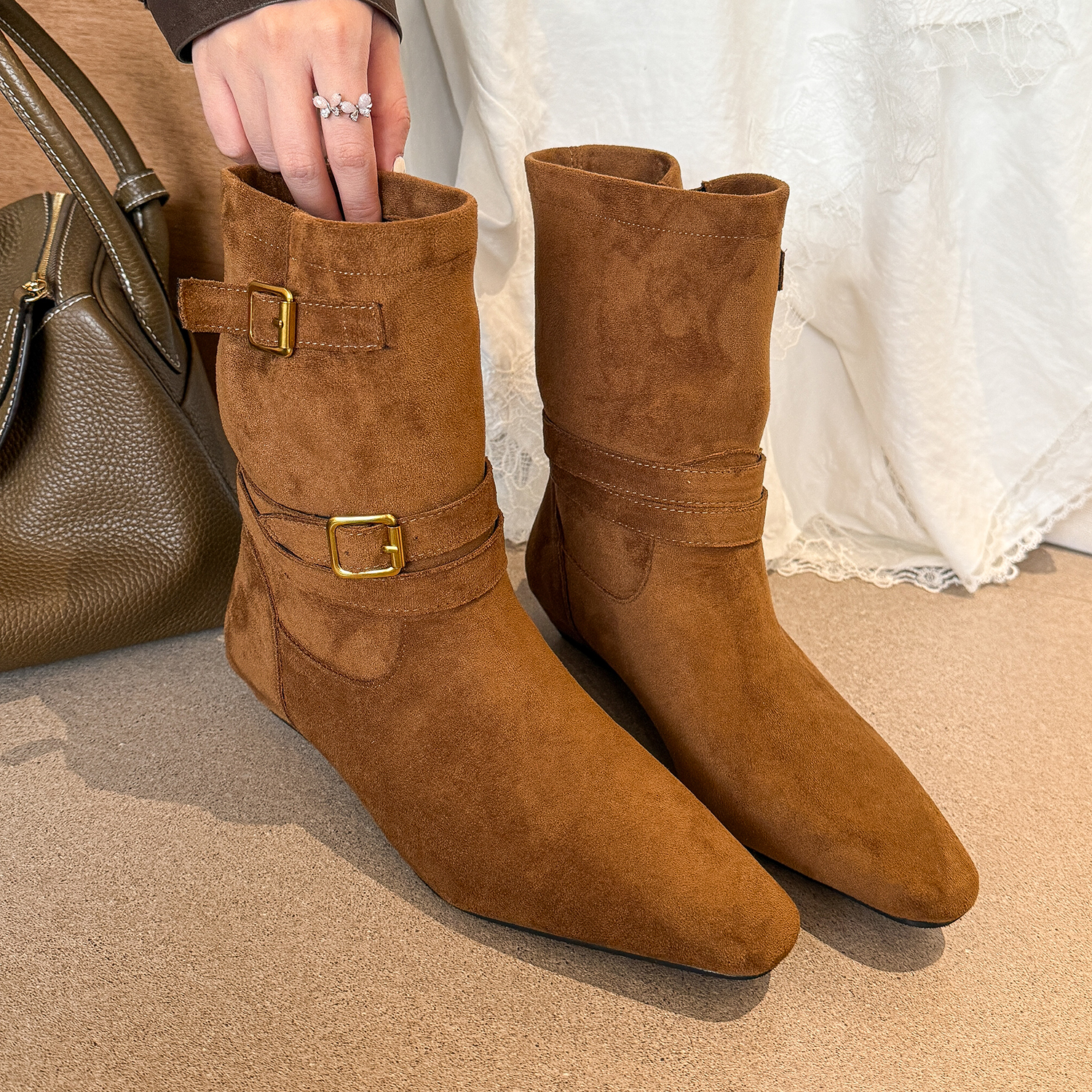 elingstudio 秋冬百搭！棕色方头低跟短靴2025新款绒面皮带扣靴子