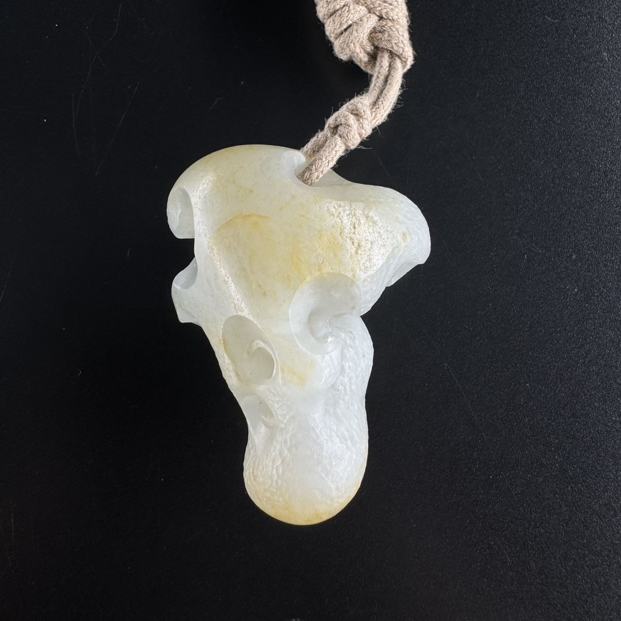 8新疆和田洒金皮白玉独籽 · 太湖石/Ax250500755保利厦门拍卖