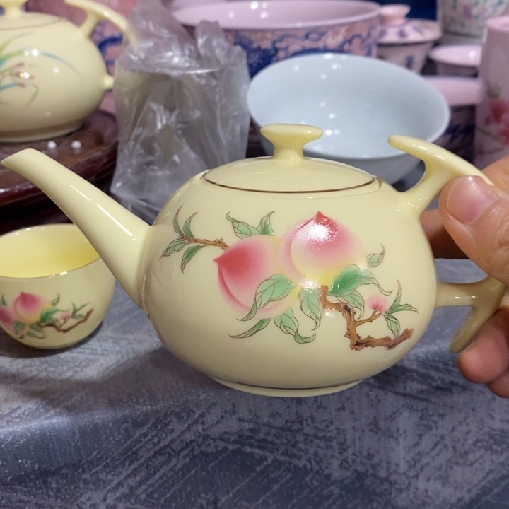 摆件陶黄稀土描金寿桃壶