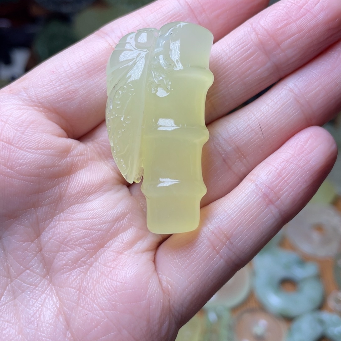 昀***橴蛇纹石玉未镶嵌吊坠