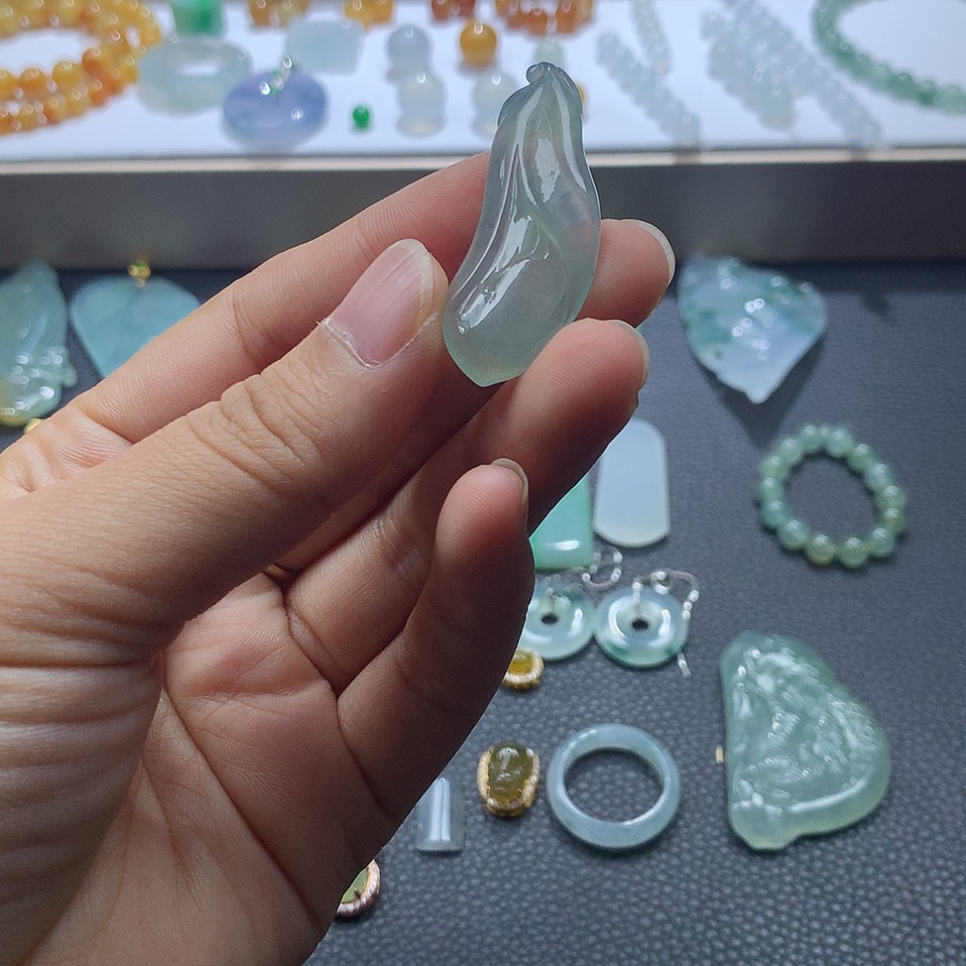 翡翠未镶嵌颈饰玉兰花