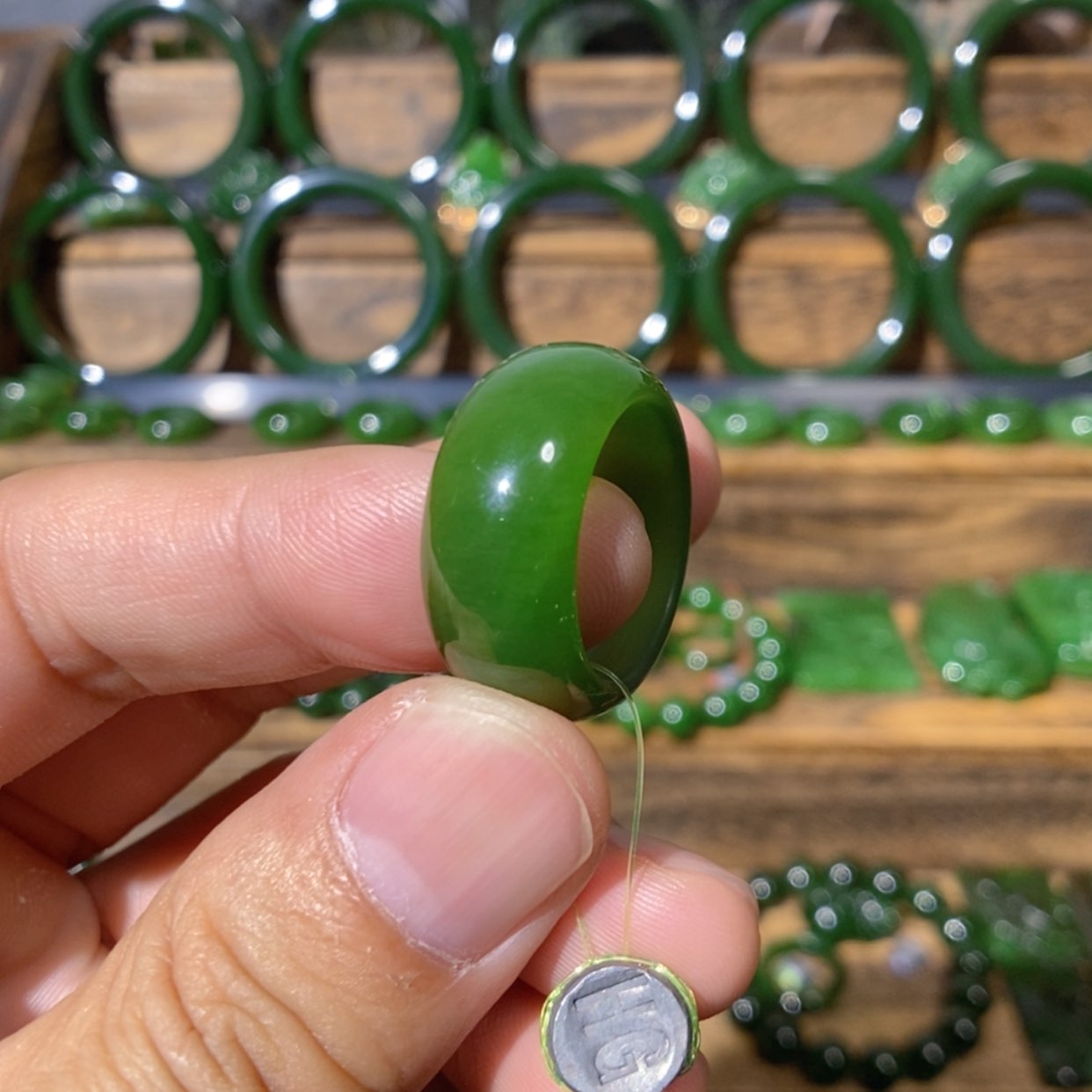 【闪购商品】吊坠(不含链)未镶嵌和田玉俄料阳绿戒圈 18/10.3