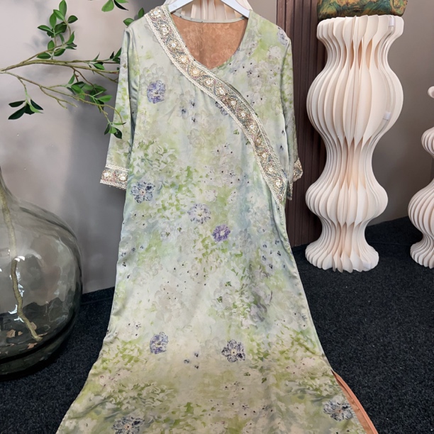 03清货刺绣国风直筒遮肚子连衣裙