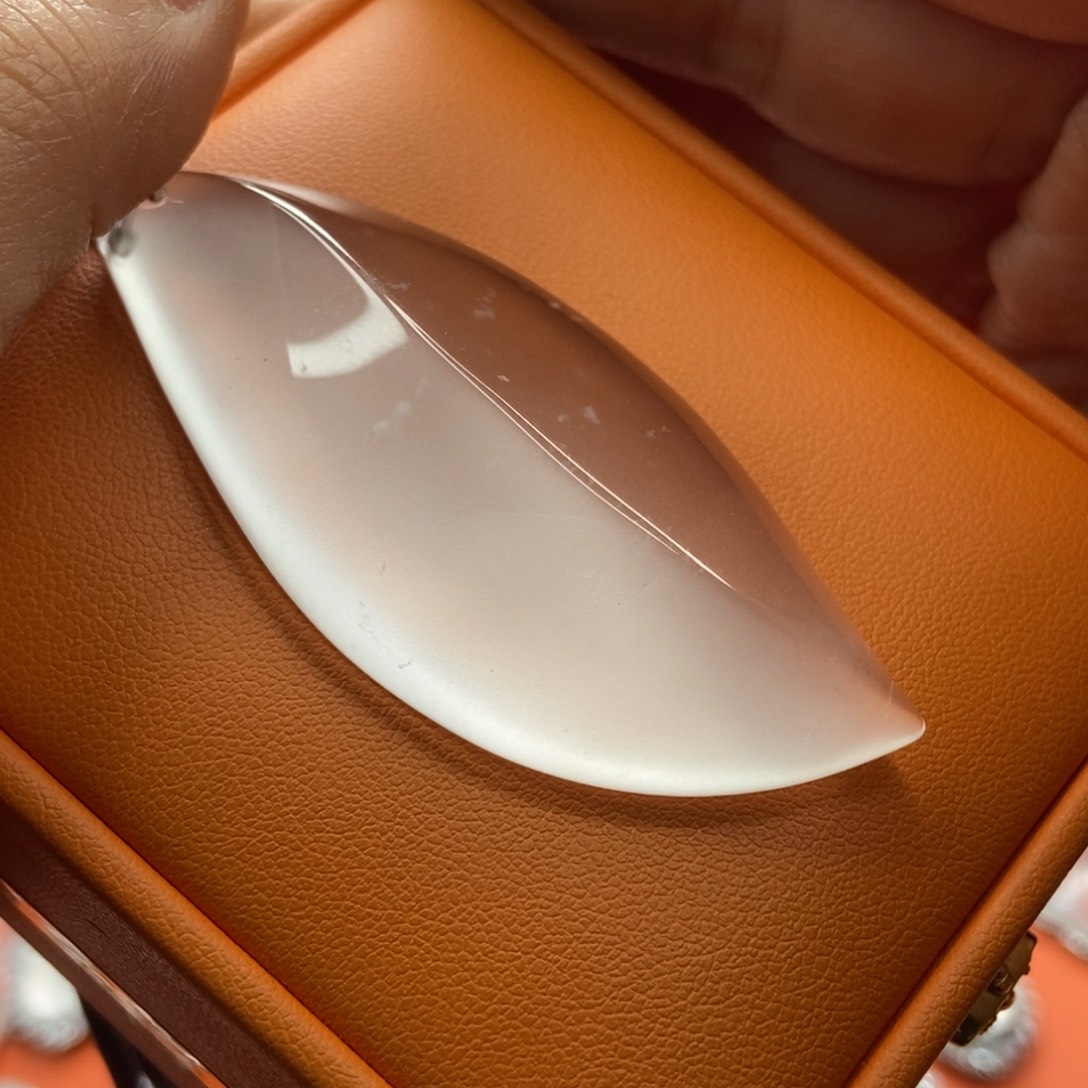 石英质玉未镶嵌颈饰一***光