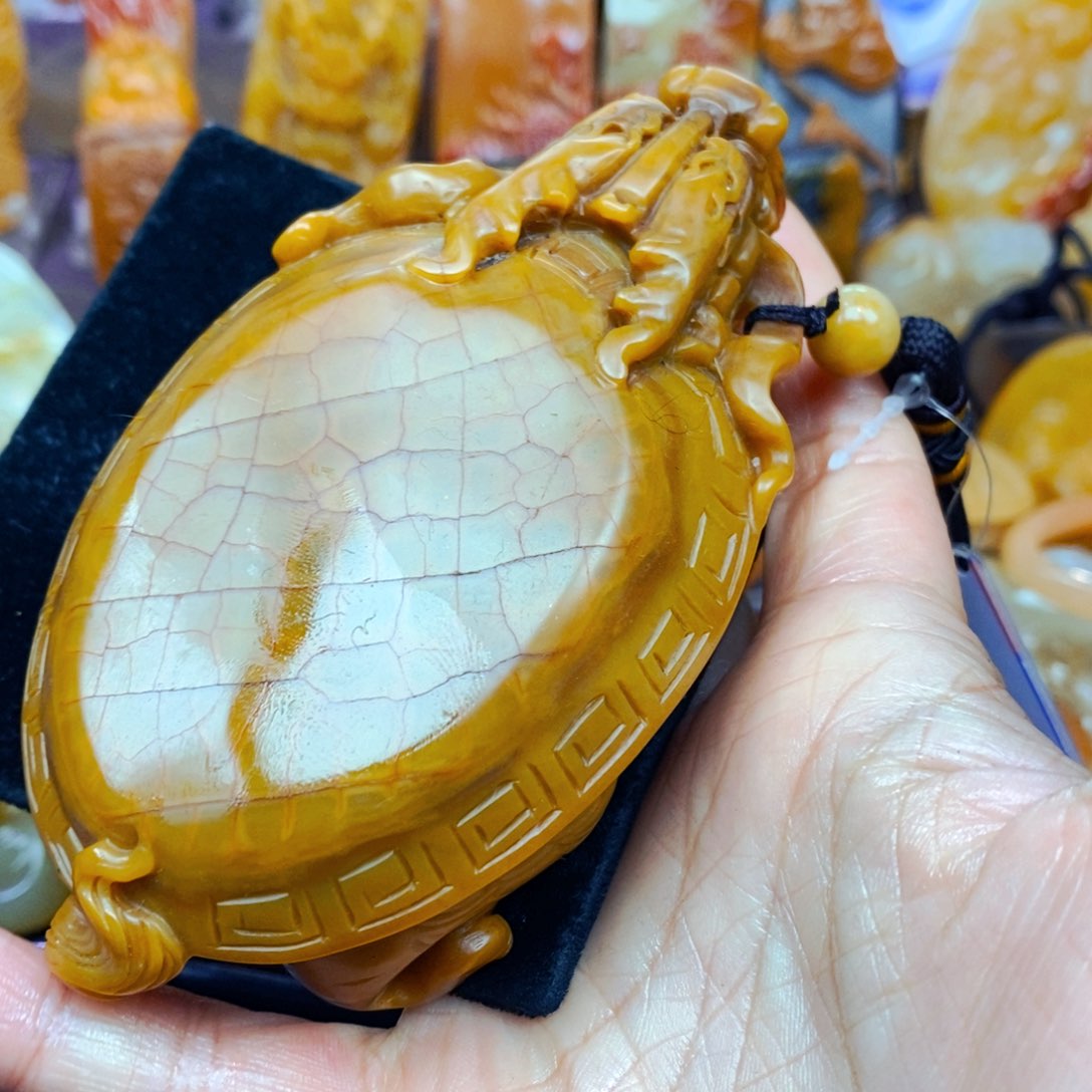 未镶嵌石英质玉（黄龙玉）颈饰