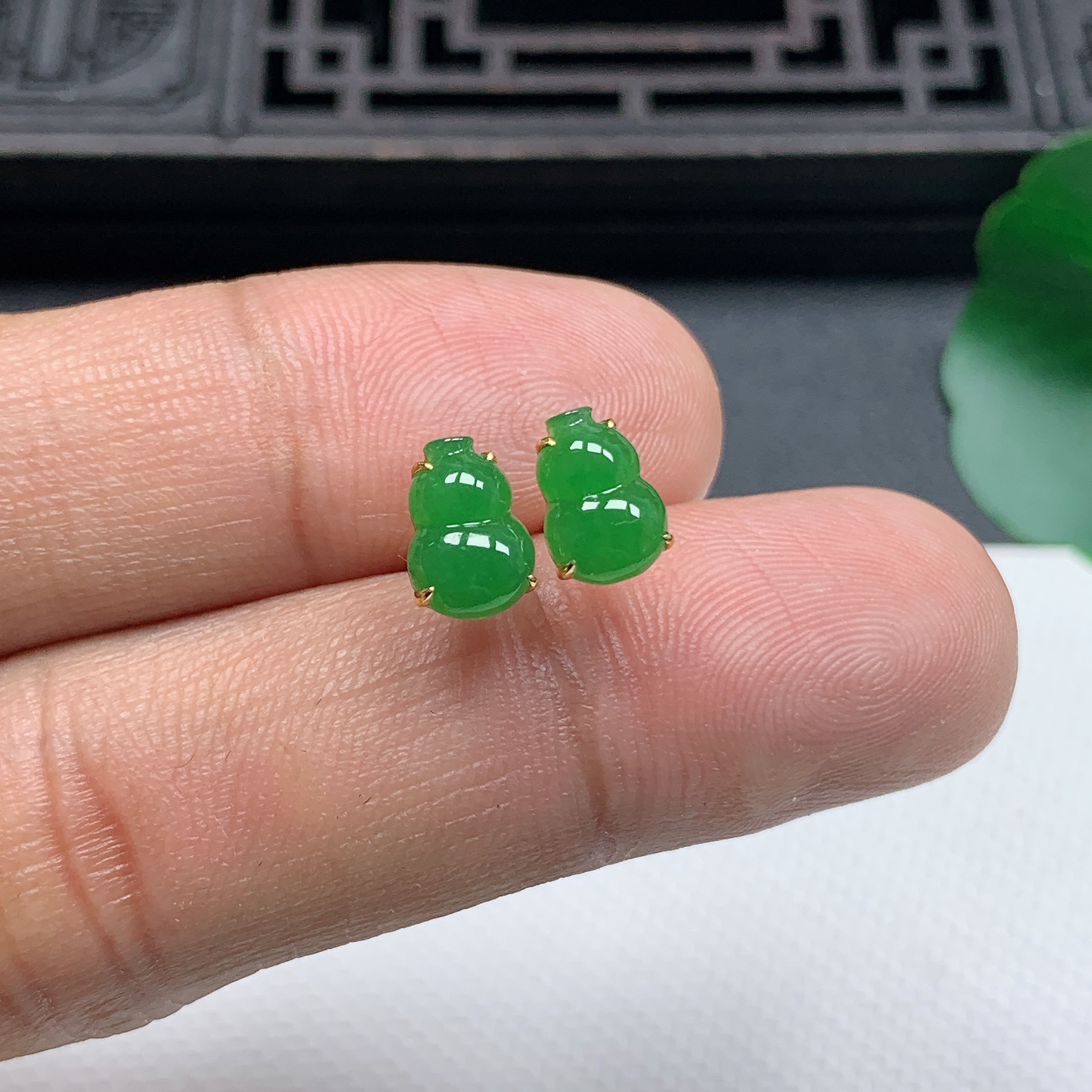 缅甸天然翡翠A货18K金镶嵌精美满绿小葫芦耳钉尺寸8.6*6*3.4mm