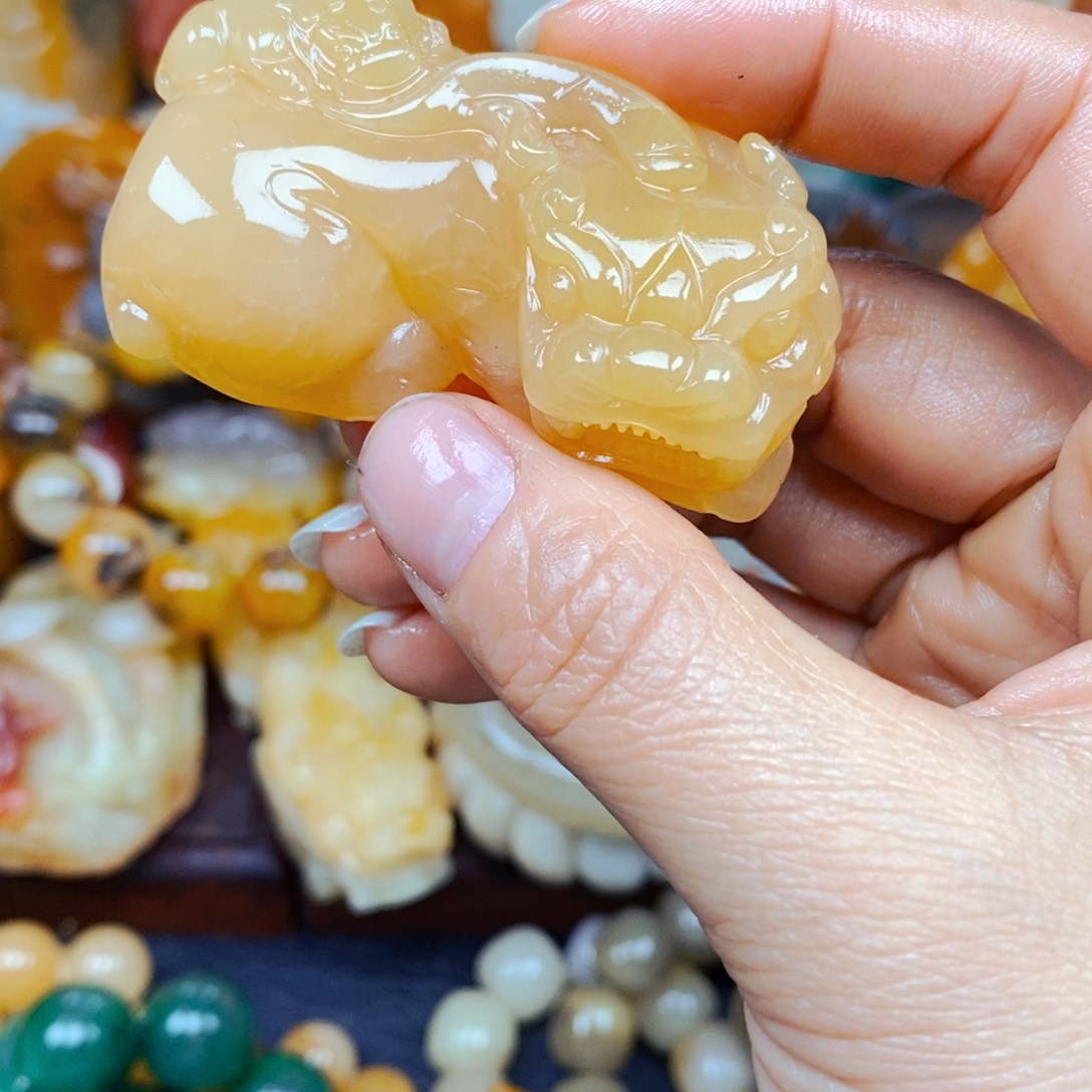 石英质玉（黄龙玉）颈饰未镶嵌