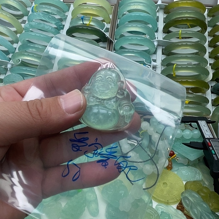 爱***己蛇纹石玉未镶嵌颈饰
