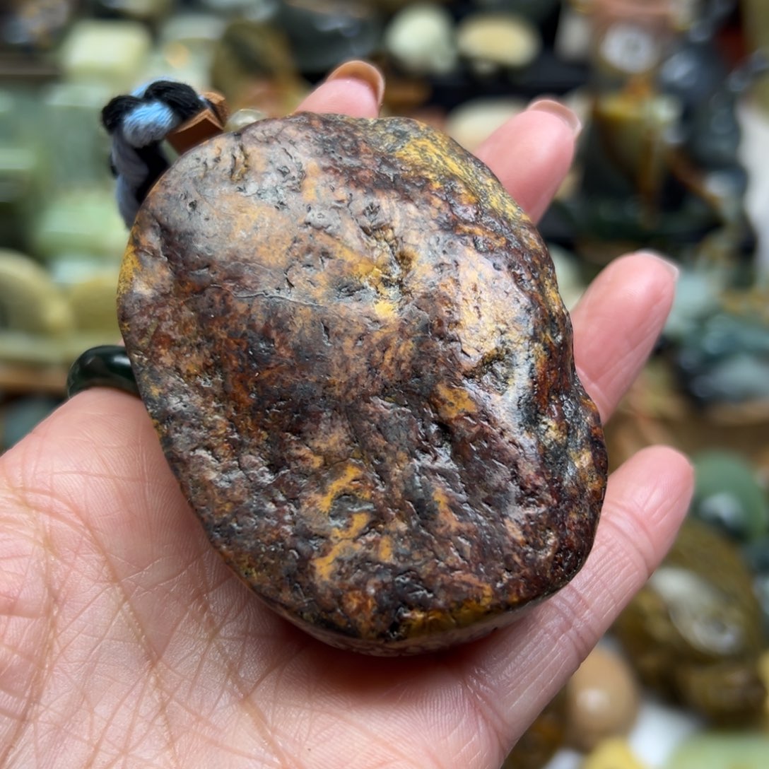 岫岩河磨玉（透闪石质玉）未镶嵌颈饰河磨玉大富甲手玩