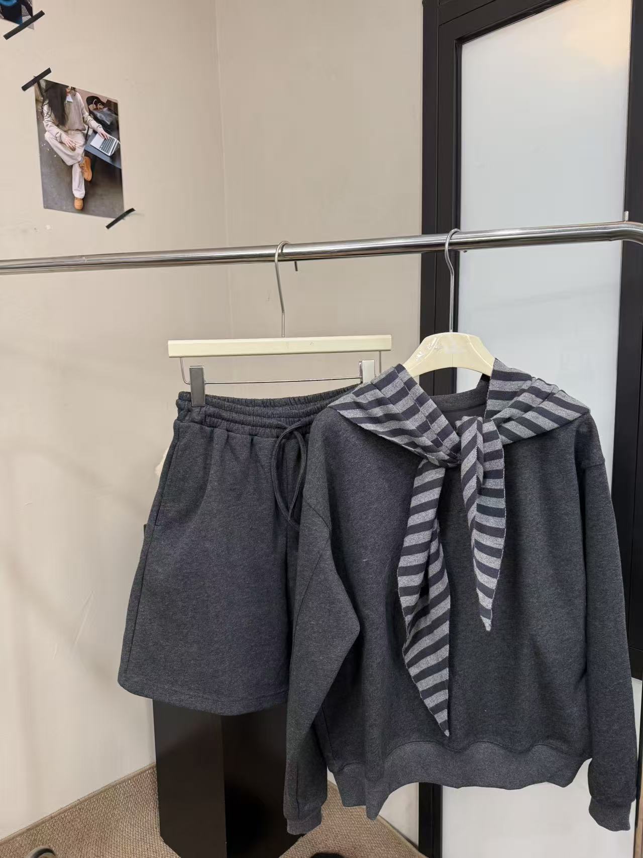 『雨美 Show』8578时尚五分裤披肩套装