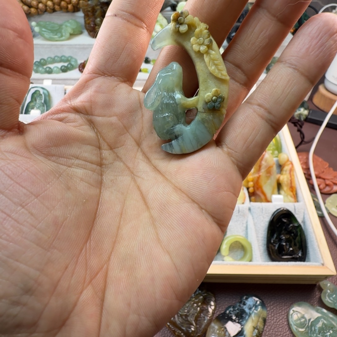 蛇纹石玉未镶嵌颈饰