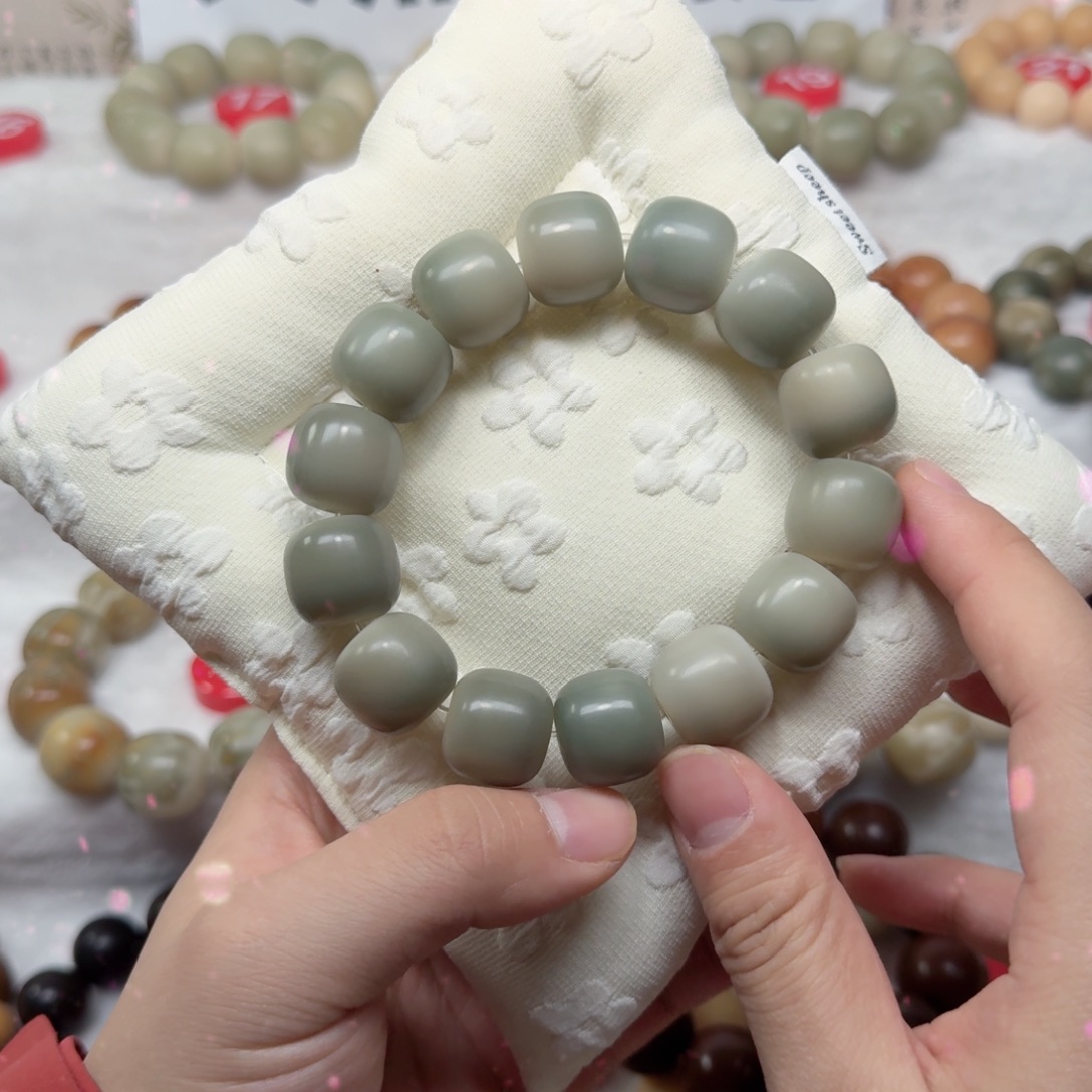 吊坠白玉菩提卡18手工干磨阴皮料老型