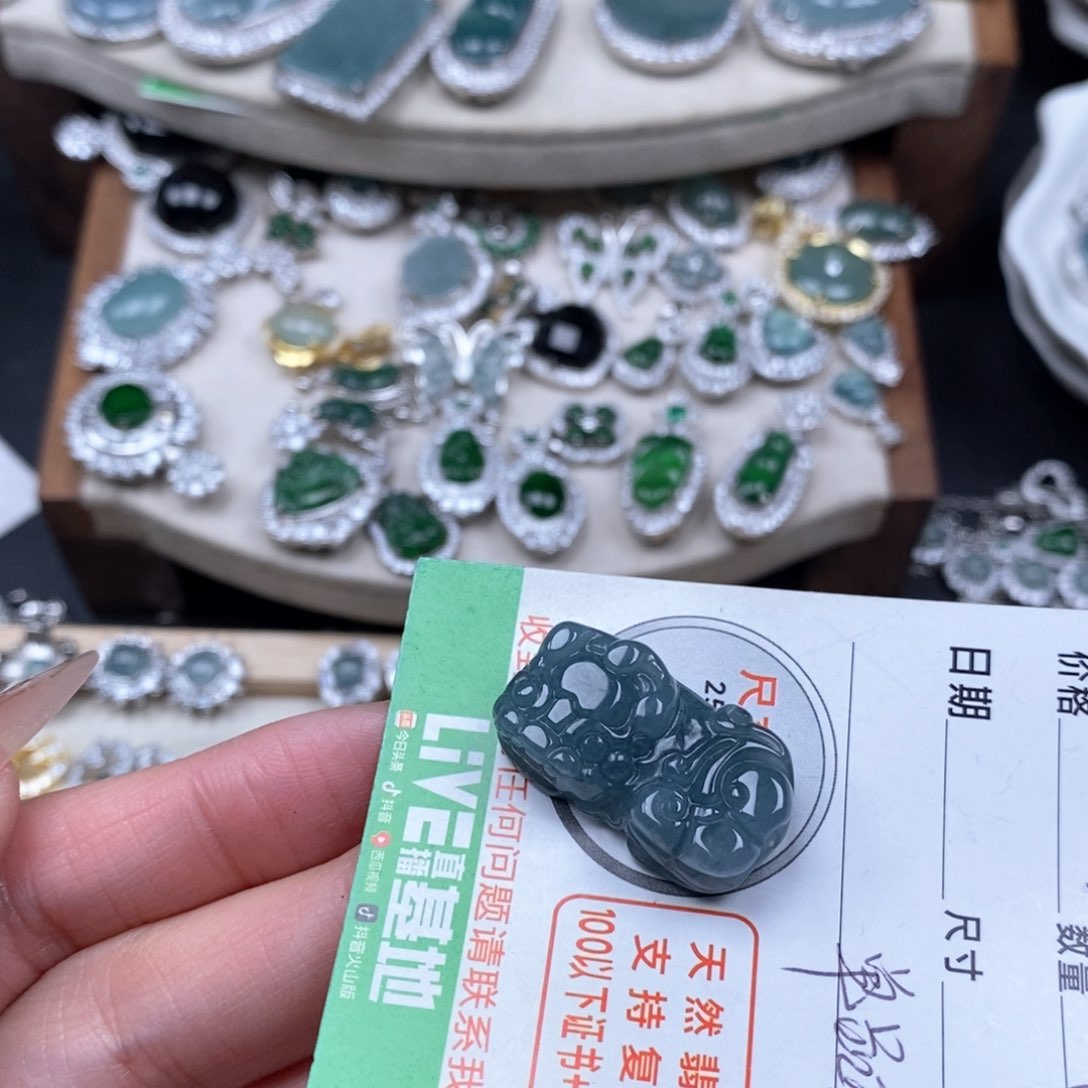 翡翠颈饰未镶嵌翡翠