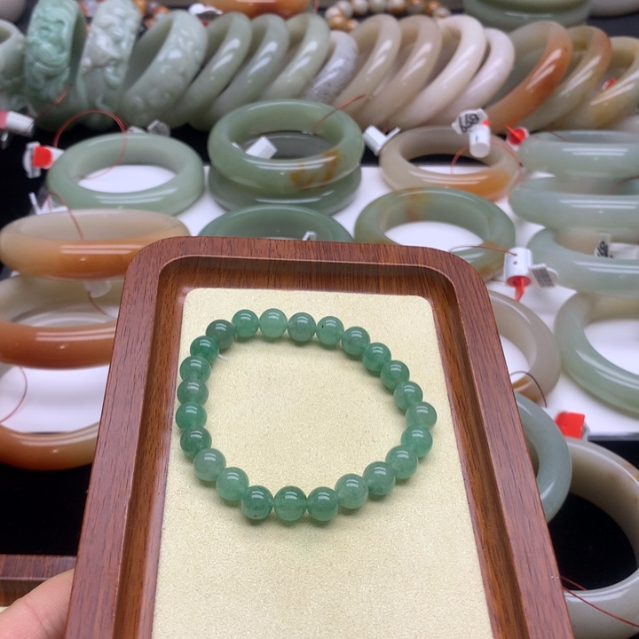 颈饰未镶嵌石英质玉