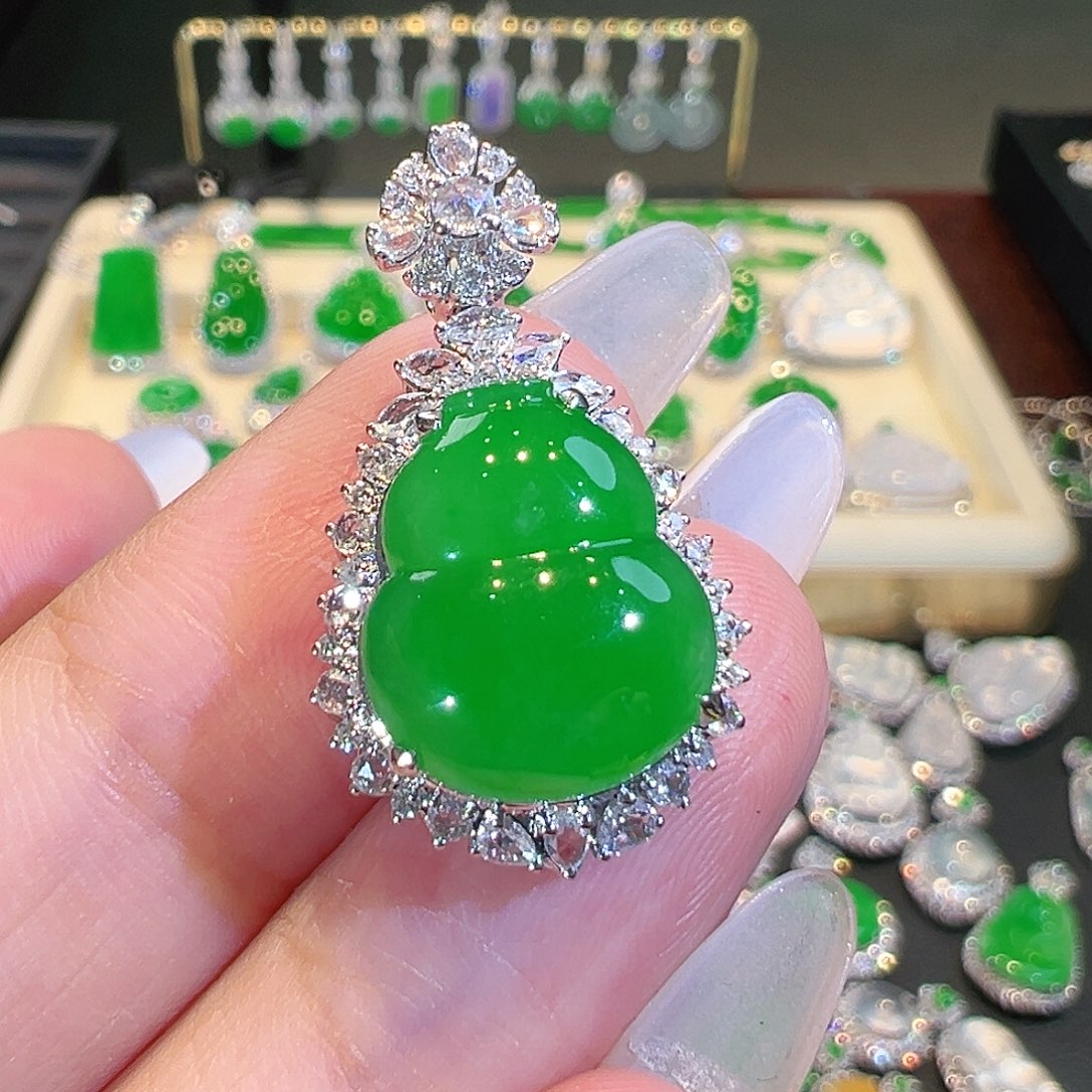 翡翠吊坠(不含链)18K金镶嵌翡翠