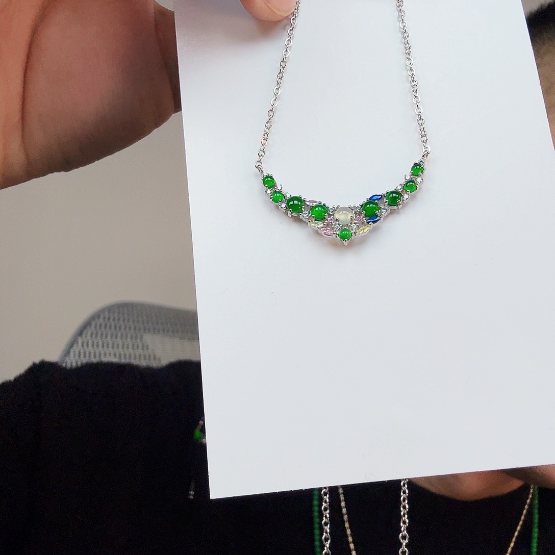 翡翠未镶嵌颈饰一件