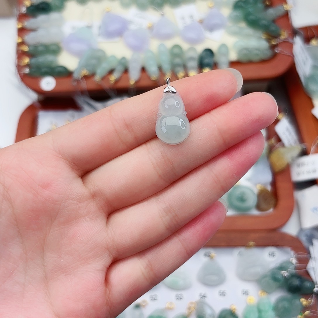 翡翠18K金镶嵌颈饰明****醒葫芦