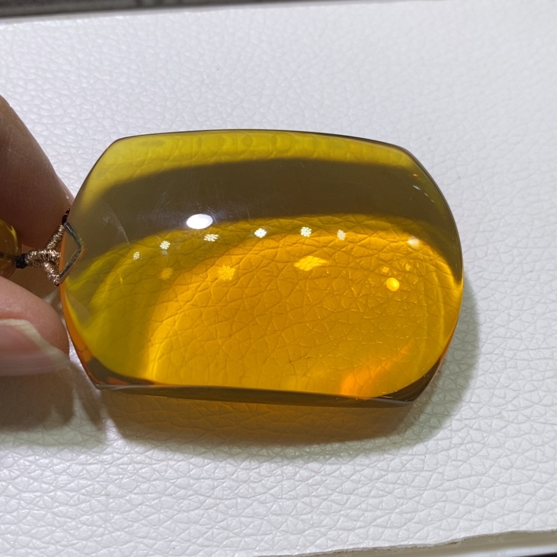 琥珀珠宝奇石未镶嵌路*人